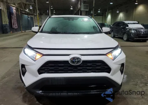 2021 Toyota Rav4 Xle z USA, uszkodzony, nr VIN 2T3P1RFV4MC246717
